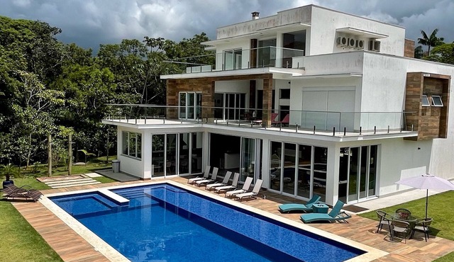 Stunning mansion on the north coast with 8 suites - Fantastic in Bertioga
