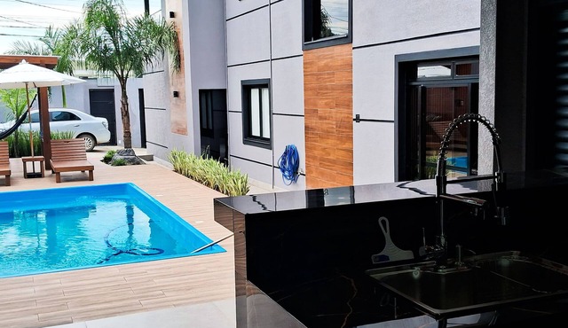 Stunning townhouse with 3 suites, a pool, and a 4-car garage in Florianópolis