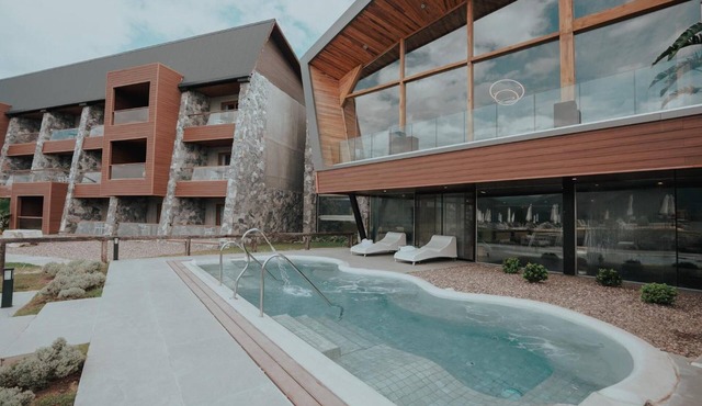 Stylish Room Near Brewer Park + Mountainside Beauty | Tennis Court, Pools Onsite