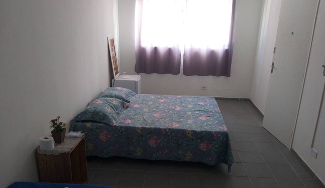 Suite for rent in Guarujá - sleeps 2 - mini-fridge + ceiling fan