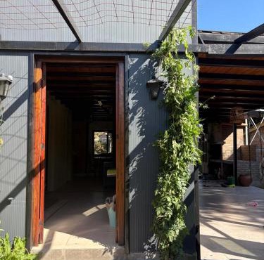 Suma Qamaña - Casa en la montaña al lado del río