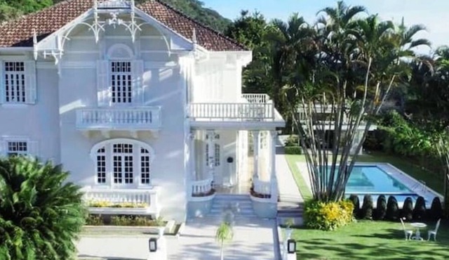 Sunny Manor House with a Pool in RJ