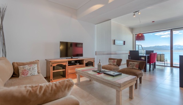 TD4 - Luxury 2-Level 3 Bedroom Apartment - Balcony and Lake Views