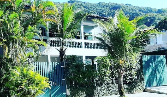 Toninhas Ubatuba townhouse for up to 12 people, 200 meters from the sea.