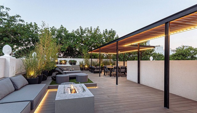 Ultra Luxurious 3-bedroomHouse with Private Rooftop, Jacuzzi, BBQ area & Office