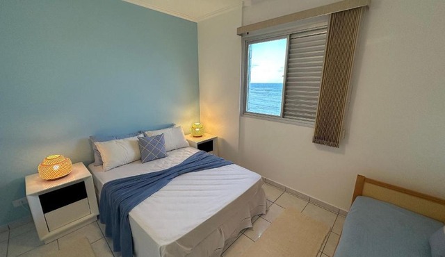 Vista deslumbrante e elegância frente mar!