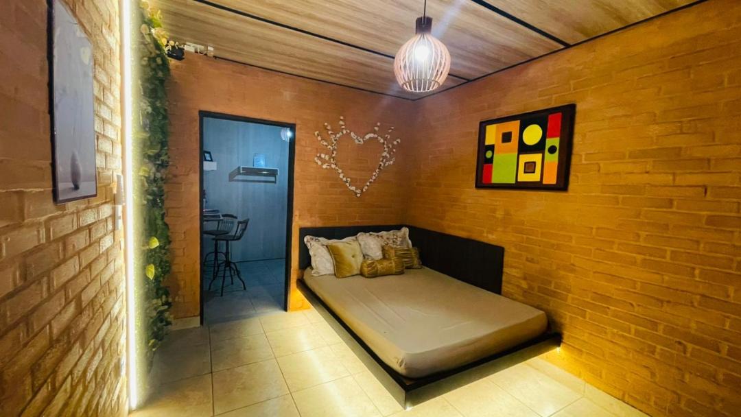 Alto Esplanada Apartment | Suite inteligente com integração com alexa- cama flutuante - área central de GV- casais- indivudual