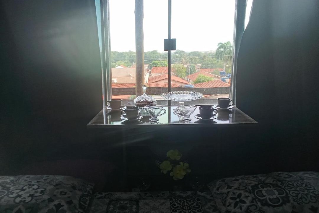Jardim dos Ipes House | Quarto Vip, cama king, ar e tv, sacada e banheiro