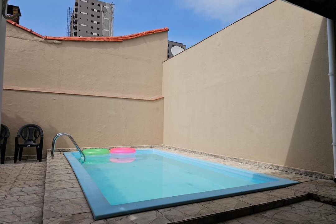 Jardim Real House | Casa Maravilhosa, Pé na Areia com Piscina, Área Gourmet com Churrasqueira em Deck Coberto Frente a Piscina, Mesa de Bilhar, 4 Quartos Confortáveis, Sendo 2 Suítes, Cozinha Americana e Sala de Jantar, Ampla Garagem para 6 Carros - Mercado na rua da Casa