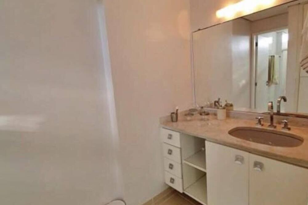 Photo of Bathroom in Peninsula