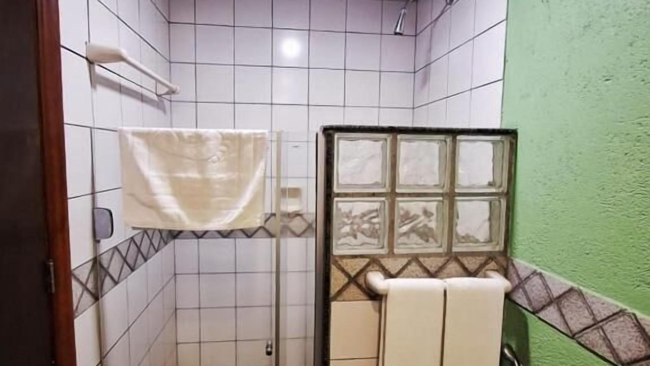 Photo of Bathroom in Tapes