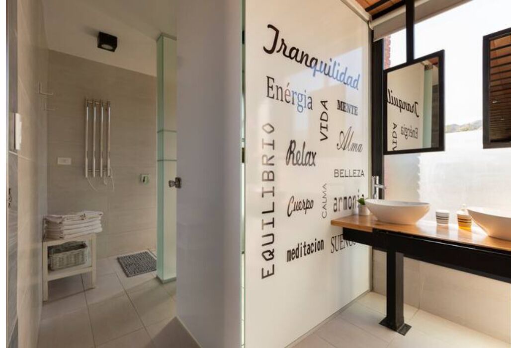 Photo of Bathroom in Dr. Enrique Zarate