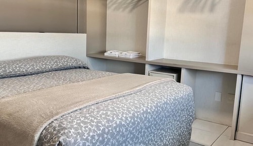 Quarto Duplo Standard com Cama de Casal