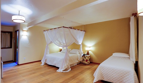 Quarto Triplo, com sacada, terreo, vista para o jardim