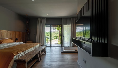 Deluxe Suite, Hill View