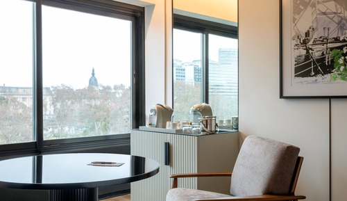 Superior Room, 1 King Bed, Pool Access