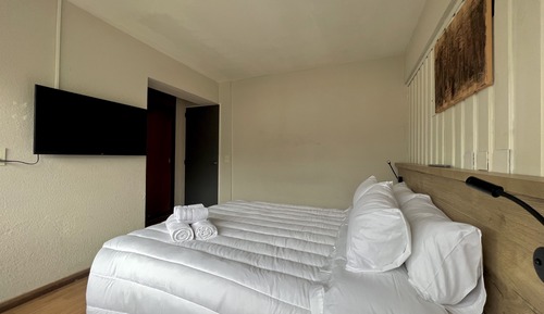 Room (101)