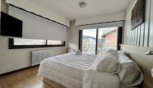 Room (102)