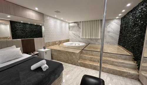 Suite with Hot Tub