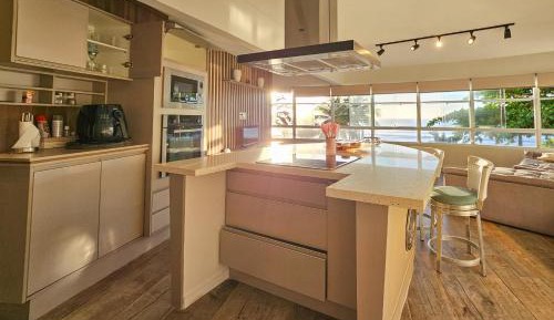 Deluxe One-Bedroom Apartment with Ocean View