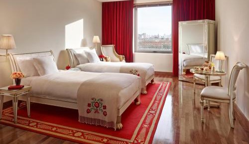 Twin Room with Two Single Beds and Skyline View