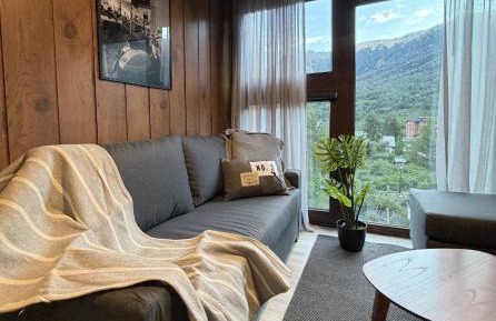 Apartment with Mountain View