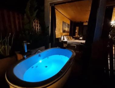 Queen Room with Spa Bath