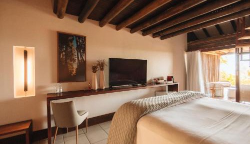 Deluxe Room with Balcony and Sea View