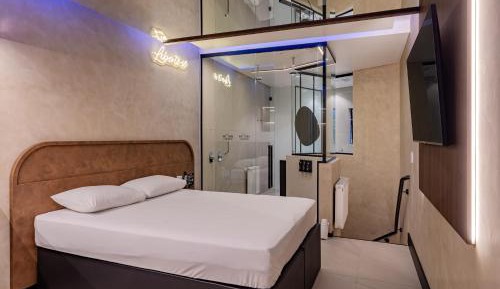 Queen Suite with Spa Bath