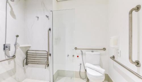 Queen Room with Roll-in Shower - Mobility Accessible