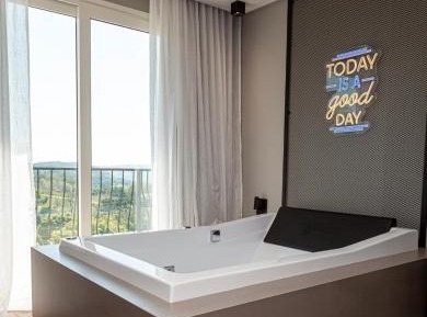 Queen Suite with Spa Bath