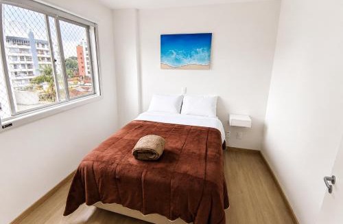 Atiradores Apartment | Apartamento 2 Quartos para 8 Pessoas com Garagem Ar Condicionado Escritório privativo WiFi6 800Mb em Frente ao Hospital Sadalla