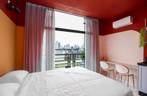 Sao Judas Apartment | Stay Home 759 - Perto de tudo em Itajaí - Apartamentos Decorados - Home Cinema - Mercadinho 24h - Lava e Seca - Self Check in - Praias de Itajaí e Balneário Camboriú - Beto Carrero World