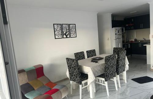 San Nicolas de los Arroyos House | Casa quinta moderna, con pileta, parrilla, galería, 2 habitaciones, todos los servicios