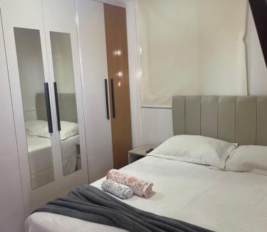 Gleba Fazenda Palhano Apartment | Quarto familiar com cama de casal é banheiro compartilhado