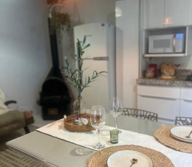 Pioneiros Apartment | Chalé com lareira & jacuzzi privativa aquecida 300 m da Praia e Roda Gigante