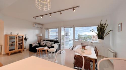 Punta Mogotes Apartment | Depto Angel - Vista al Mar Punta Mogotes Para 4 personas Con cochera - Hola Sur
