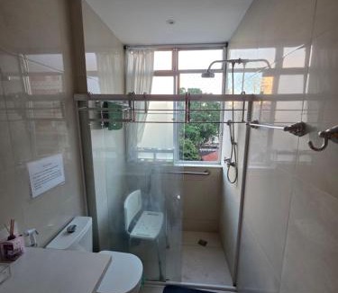 Ipanema House | SUÍTE c vista livre e pertíssima das PRAIAS IPANEMA LEBLON ARPOADOR COPACABANA e do CRISTO REDENTOR do BONDINHO PÃO DE AÇUCAR etc Chegando mais cedo que o Check-in do meio-dia, deixe suas malas e vá se divertir, idem no Check-out das 10h manhã