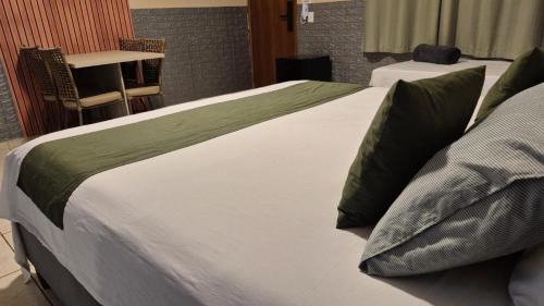 Rubineia House | Suítes privativas, camas confortáveis, piscina, churrasqueira e playground, Roupa de Cama e tolha de banho.