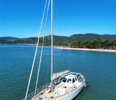 Mambucaba Boat Rental | Passeio diurno velejando no Veleiro Maverick