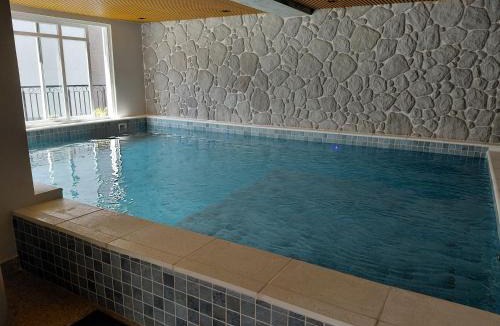 Centro Apartment | Apto Top , ótima Localização, 4 min de carro da rua coberta Piscina térmica, academia, até 4 hospedes