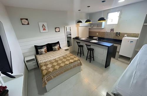 Sao Cristovao Apartment | Central Praias Suíte 202 com ar, tv, frigobar, banheiro privativo, espaçosa em frente à praça