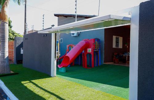 Rubineia House | Suítes privativas, camas confortáveis, piscina, churrasqueira e playground, Roupa de Cama e tolha de banho.