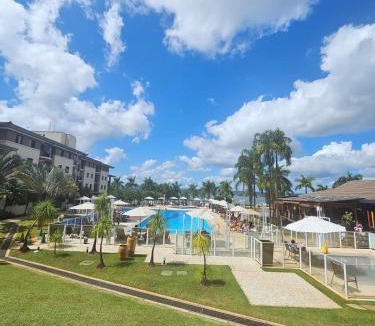 Smin Apartment | LIFE RESORT, A BEIRA DO LAGO PARANOÁ, CONDOMÍNIO COMPLETO, RESTAURANTE, LAVANDERIA, ACADEMIA, ACESSO AO LAGO, APTO COM WI-FI, SMART TV, AR CONDICONADO, GELADEIRA By REI DOS FLATS