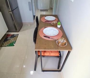 Guaratiba House | Casa c AR - condomínio prox ParkShopping Cpo Grande a 30 minutos do Recreio, c 2 TVs Smart de 50 e 43 polegadas-varanda privativa- cozinha completa e séries liberadas - CS4