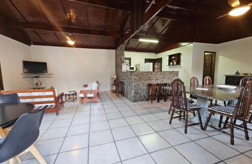 Morada da Praia House | Casa Enorme em condominio, 4 suites, piscina com cascata, cozinha gourmet com churrasueira e fundo com pier no rio para práticas aquaticas