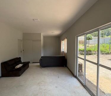 Extrema House | Casa nova em área rural ideal para quem procura tranquilidade fica na Estrada do Pesqueiro a aproximadamente 20 km do centro e do parque de eventos de Extrema mais ou menos a 30 minutos de carro por um acesso todo asfaltado