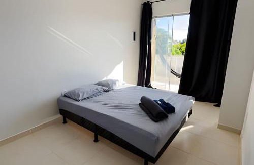 Porto da Roca House | Casa Amarela Itaúna 4min da Praia que ocorre o WSL, 1min da pista de skate do LS, pracinha com parque infantil, quadra de futebol, tudo isso a 1 min da duplex, perto do comércio, wi-fi super rápido, estacionamento gratuito, monitoramento 24hrs