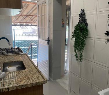 Cacuia House | Micro casa no Rio de Janeiro - Ela é privada e com boa localização - Boa para quem vem passear- Ótimo para trabalho ou home office- Pra quem está preocupado com o voo, o Aeroporto Galeão é perto- Visitar famíliares- Lugar tranquilo e agradável