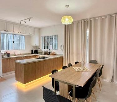 Centro House | Casa frente ao mar/pé na areia no Indaiá até 18 pessoas